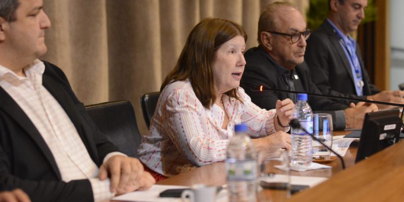 Foto-1_CDER_Ligia-e-mesa-diretora-1536x1024